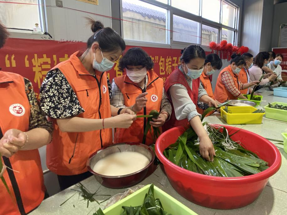 1687229051100087312.png 青口供電所黨支部聯合生產生活服務中心分會、黃沙坨社區,共同舉辦“悠悠艾草香 濃濃端午情”系列活動。.png
