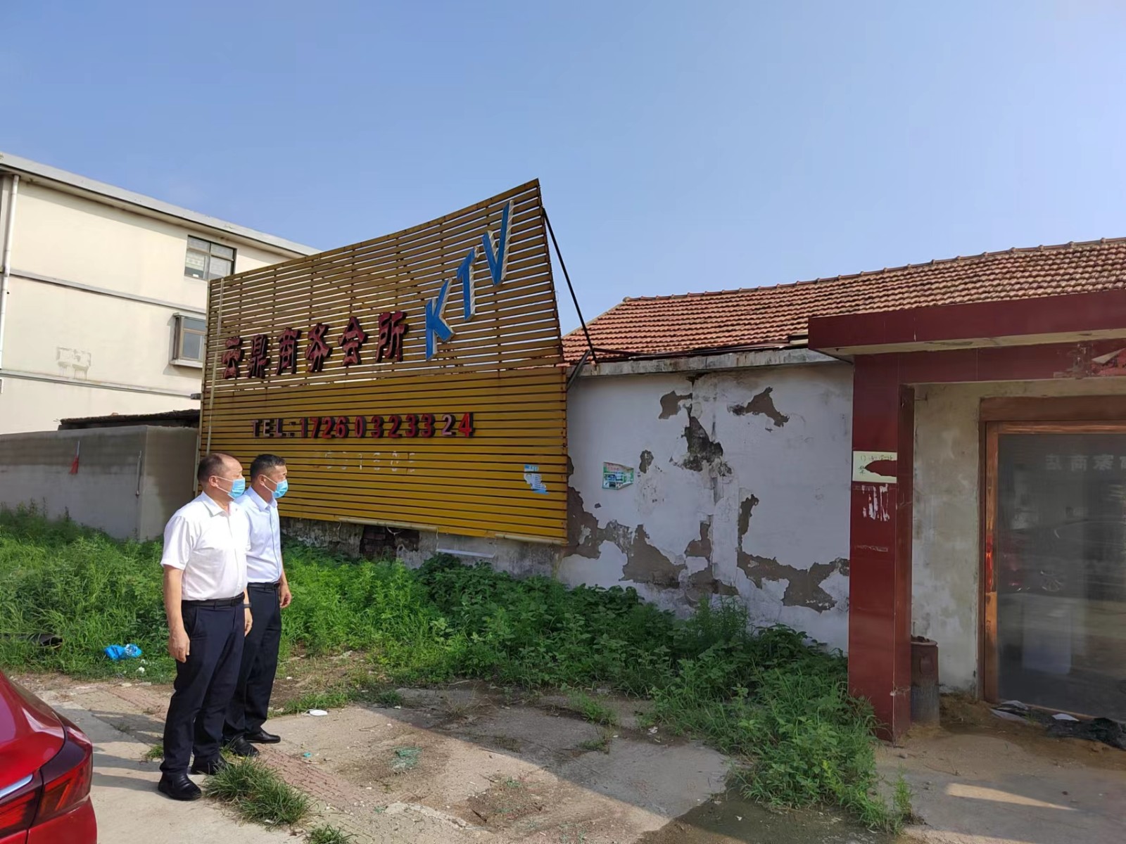 董事長檢查自建房1.jpg
